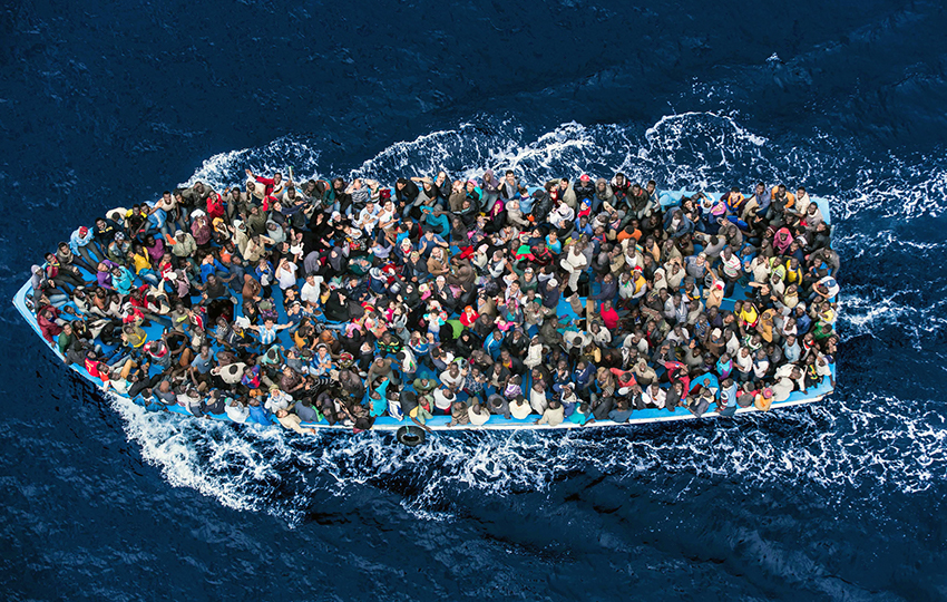 Pengungsi dalam perahu, perjuangan menuju tempat aman.
(sumber: https://ied.eu/project-updates/the-future-of-refugee-europe/)